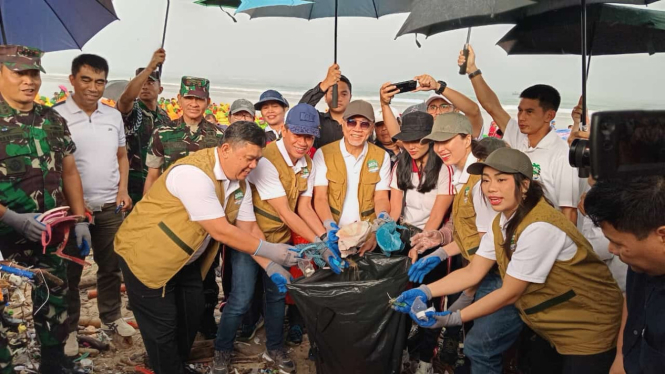 Empat Kementerian saat membersihkan sampah di Pantai Kuta Bali