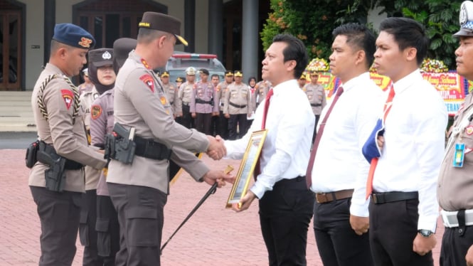 Kapolda Banten Hadiahi Kasatreskrim Polresta Tangerang.