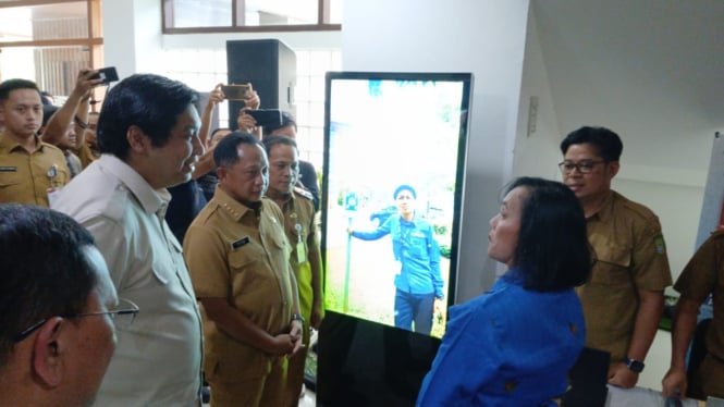 Menteri PKP, Maruarar Sirait (baju) putih di Tangerang