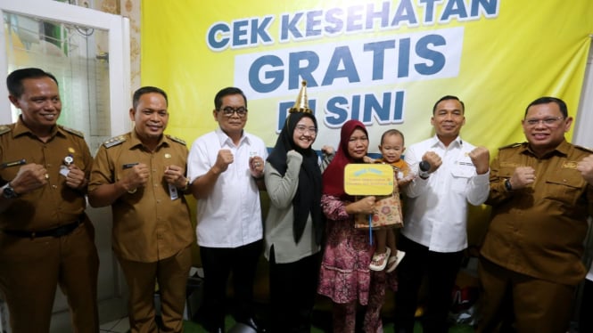 Foto bersama warga usai cek kesehatan gratis di Kota Tangerang