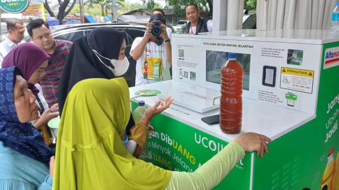 Warga tukarkan minyak jelantah ke Alfamart