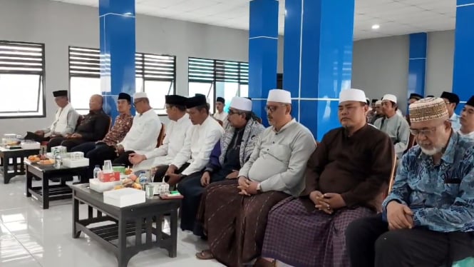 Doa bersama para nelayan usai pembongkaran pagae laut di Tangerang