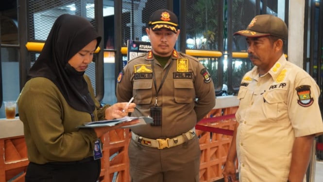 Satpol pp sebar surat edaran soal jam operasional ramadan