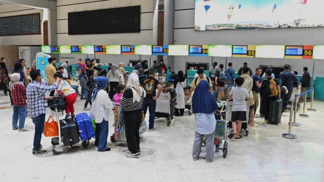 Penumpang di area check-in bandara soetta