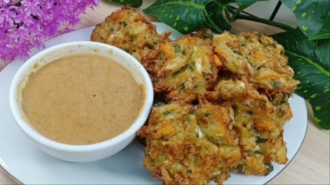Bakwan dan Sambal Kacang.