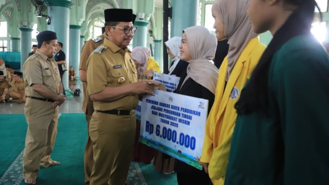 Walikota Tangerang, Sachrudin saat memberikan bansos pendidikan