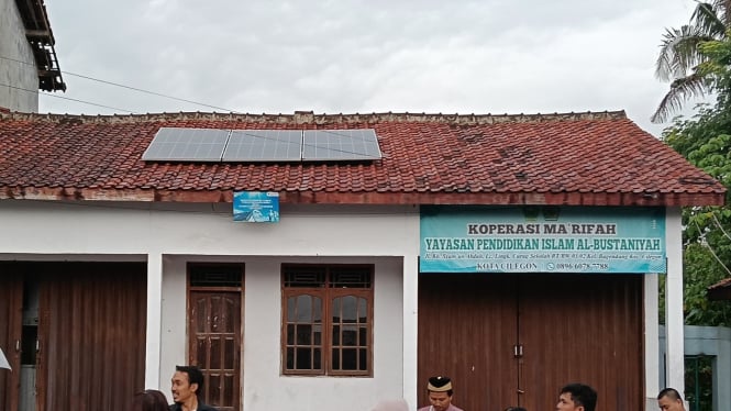 Panel Surya PLTS di Atap Ponpes Al-Bustaniyah, Cilegon, Banten.