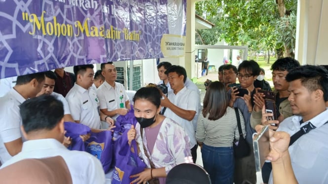 Warga antre bazar sembako murah di kabupaten tangerang