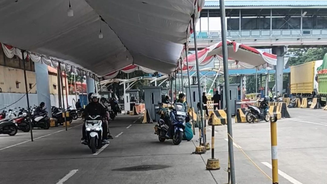 Tenda Pemudik Sepeda Motor di Pelabuhan Merak.