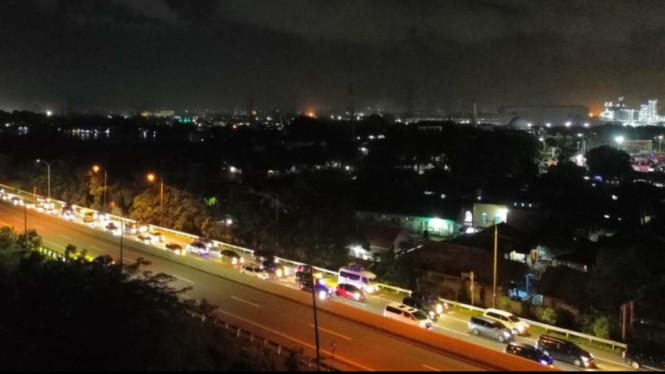 Antrean Kendaraan di Dalam Tol Tangerang - Merak.