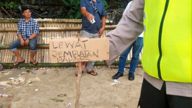 Jembatan Berbayar di Pantai Carita, Pandeglang, Banten.