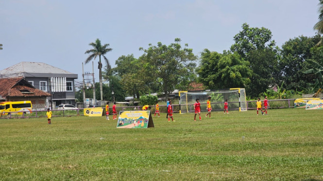Pertandingan sepakbola U-8 dan U-12 di stadion mini legok