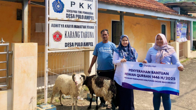 Chandra Asri Berbagi Hewan Kurban ke Masyarakat.