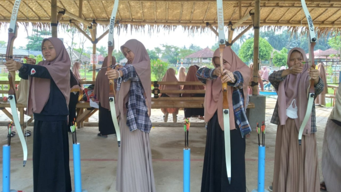Latihan Memanah Santriwati Ponpes Tahfidz Raudhatul Qur’an