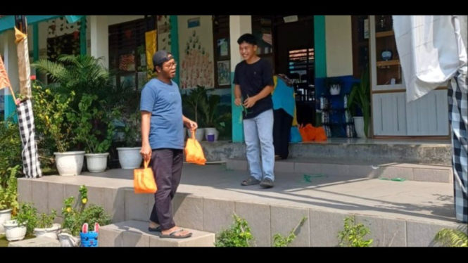 Pemberian menu MBG oleh SPPG Yasmit di Tangsel