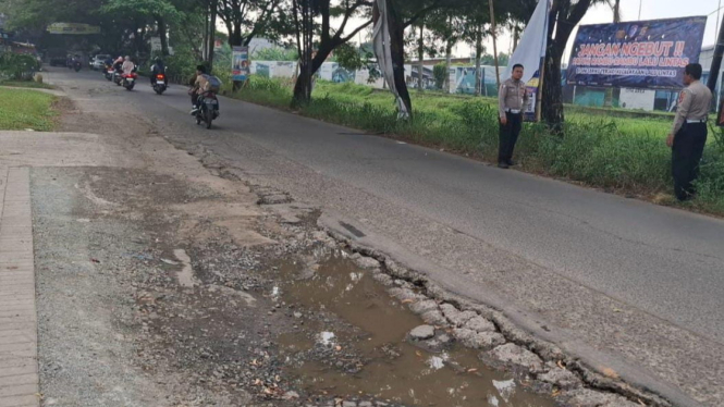 Pemasangan spanduk oleh Satlantas Polresta Tangerang