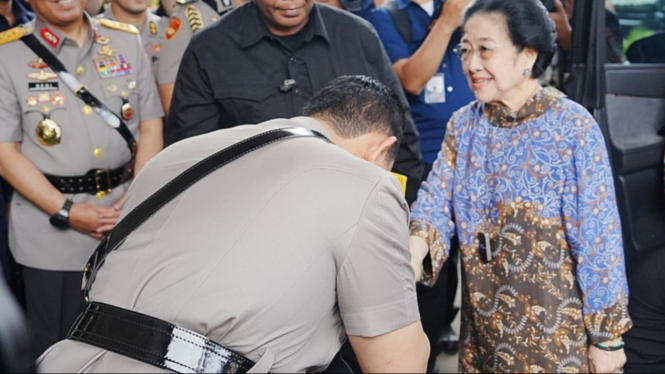 Kapolri, Jenderal Listyo Sigit Prabowo, Cium Tangan Megawati.