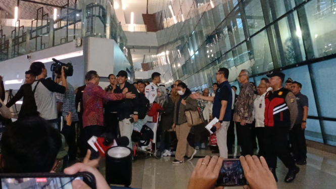 WNI tiba di bandara soetta, usai berhasil dievakuasi dari negara Iran