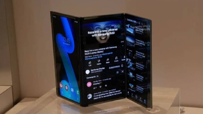 Ponsel Lipat Tiga Samsung