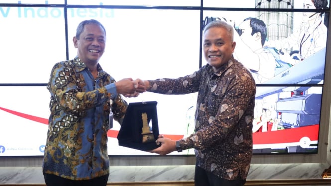 Penyerahan plakat dalam kerjasama AirNav dan BSSN