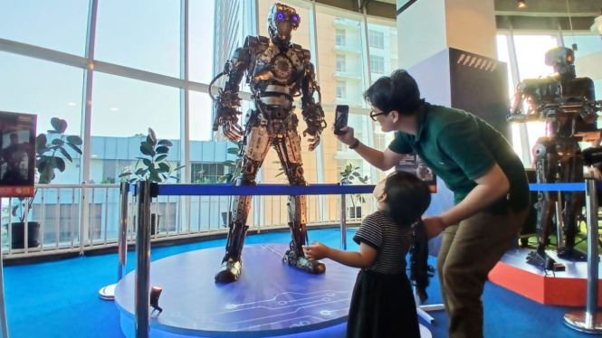 Pengunjung RoboXperience di Tangerang City Mall
