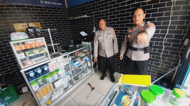 Polisi saat olah TKP pembunuhan pemilik kios BRILink di Serang