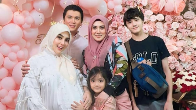 Syahrini Bersama Temannya, Vie Shanti Khan.