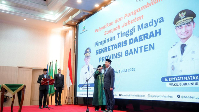 Pelantikan Deden Apriandhi sebagai Sekda Banten