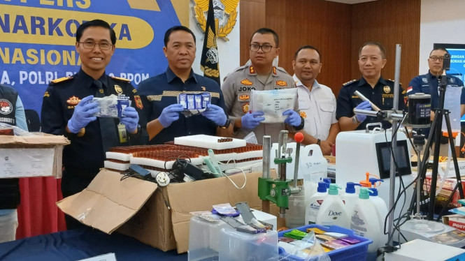 Petugas saat memegang barang bukti