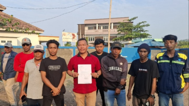 Warga saat aksi demonstrasi di PT Krakatau Shipyard
