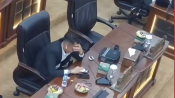 Tangkap layar video anggota DPRD Banten main hp dan headset