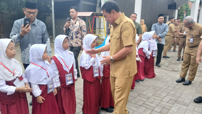 Bupati Tangerang pantau penerapan sekokah gratis