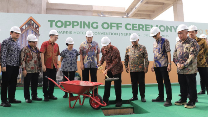 Summarecon Serpong saat melakukan topping off hotel