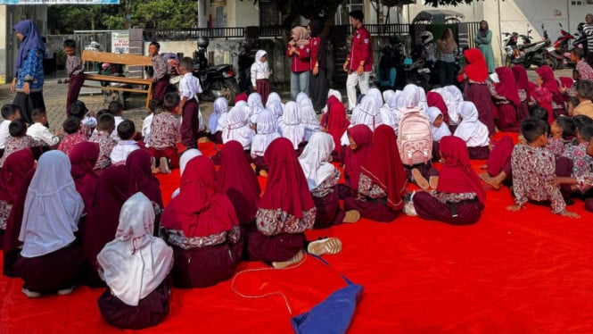Mahasiswa Uniba Banten di SDN 01 Gelam.