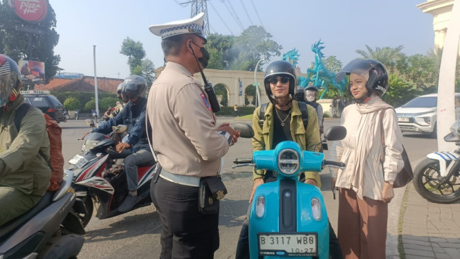 Pengendara Kena Tilang Gegara Main HP