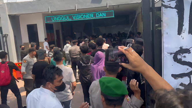 SMAN 4 Kota Serang di Demo Murid dan Alumninya.
