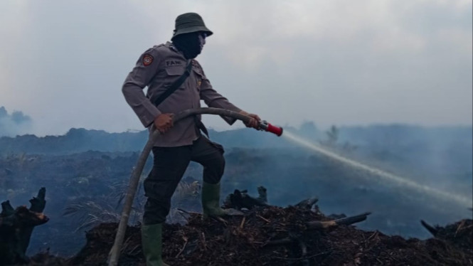 Pemadaman Karhutla di Muaro Jambi.