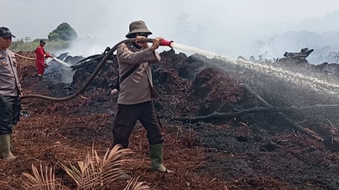Pemadaman Karhutla di Muaro Jambi.
