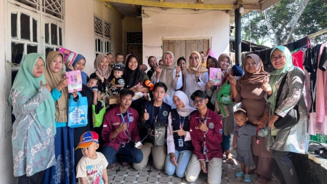 Mahasiswa KKM Uniba Ajarkan Warga Kelurahan Gelam Pisahkan Sampah.