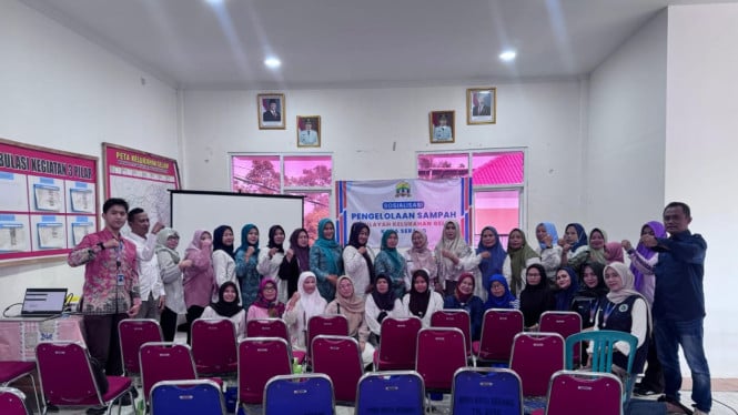KKM Uniba Banten Ajarkan Warga Kelurahan Gelam Tempat Sampah Otomatis.