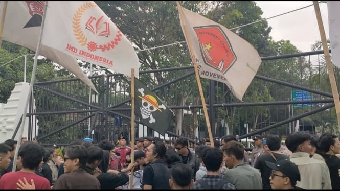 Bendera One Piece Dikibarkan Massa Aksi di Banten.