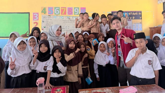 KKM Kelompok 01 Uniba Banten Mengajar Matematika.