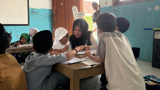 Peserta KKM Kelompok 1 Uniba Mengajar di Madrasah.