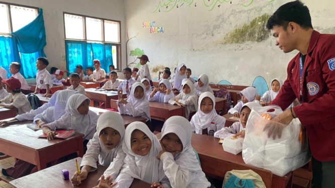 Mahasiswa Uniba Bagikan Serabi ke Murid SDN 01 Gelam.