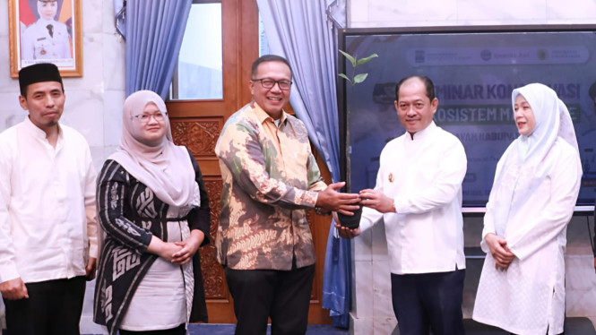 Chandra Asri Berikan Bantuan Bibit Mangrove ke Pemkab Serang.