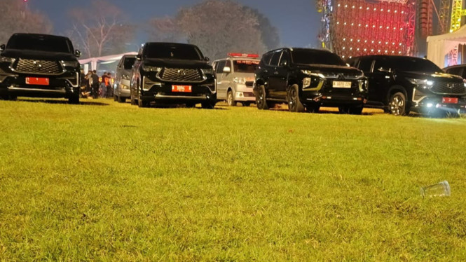 Mobil Diatas Rumput Stadion Maulana Yusuf, Kota Serang, Banten.