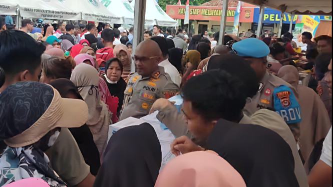 Masyarakat Cikande Kerumuni Kapolres Serang, AKBP Condro Sasongko.