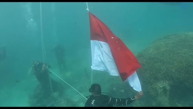 Pengibaran Bendera Merah Putih di Dasar Laut.