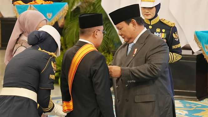 Sufmi Dasco Dianugerahi Tanda Jasa dan Kehormatan di Istana Negara.
