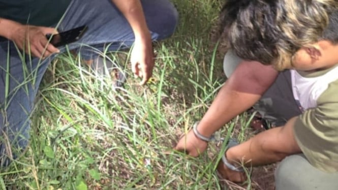 Pelaku Pengedar Narkoba Tunjukkan Sabu yang Dijualnya.